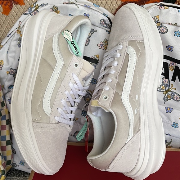Vans Men’s Old Skool Over
Light Grey/White
VN0A7Q5ELGX
Platforms Sneakers - Picture 12 of 16
